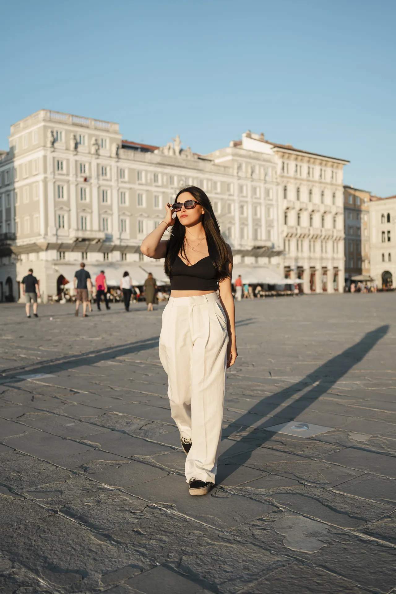 Modella con occhiali da sole Blank in Piazza Unità a Trieste