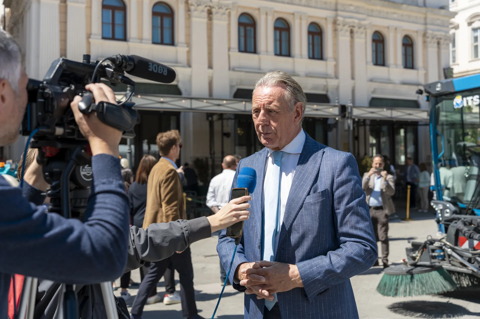Un'intervista televisiva durante un evento aziendale in Piazza Unità d'Italia a Trieste, ripresa dalla nostra squadra