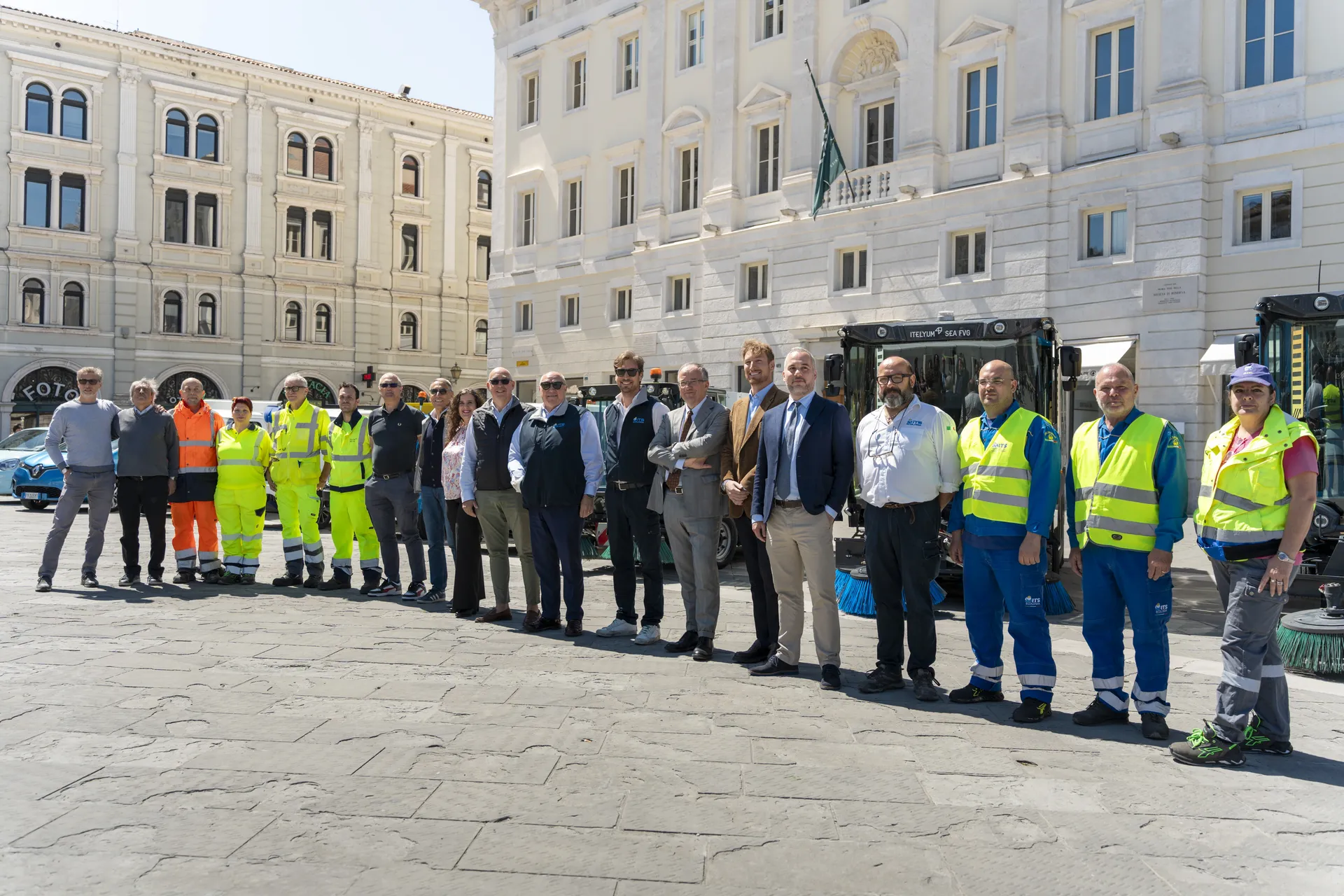 Un evento aziendale in Piazza Unità d'Italia a Trieste fotografato dalla nostra squadra: dirigenti e operatori schierati davanti ai mezzi nuovi