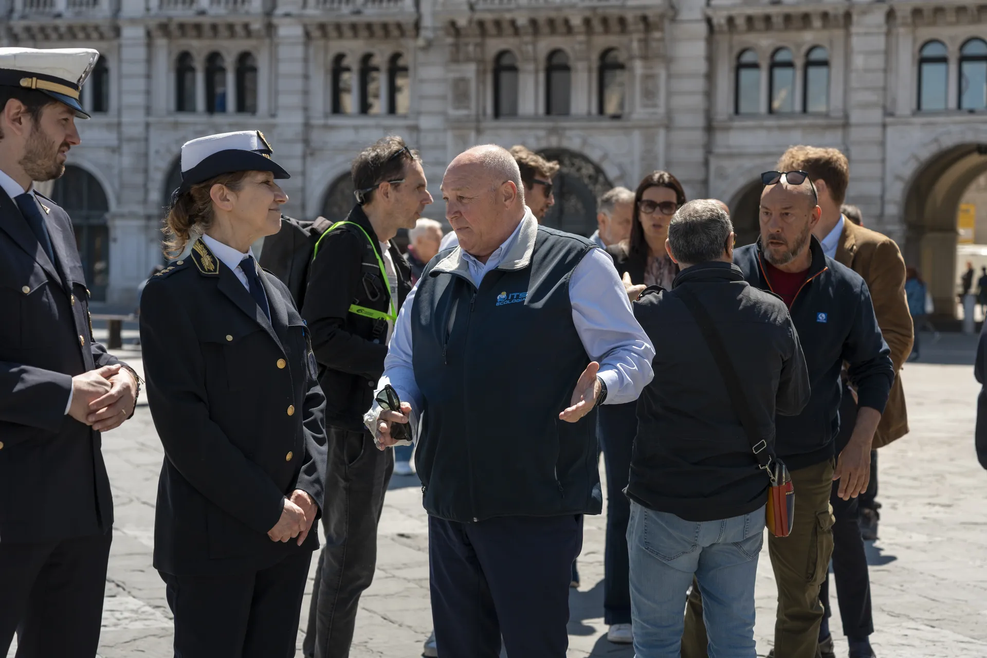 Agenti della polizia locale insieme agli organizzatori durante un evento in piazza a Trieste, in una nostra fotografia