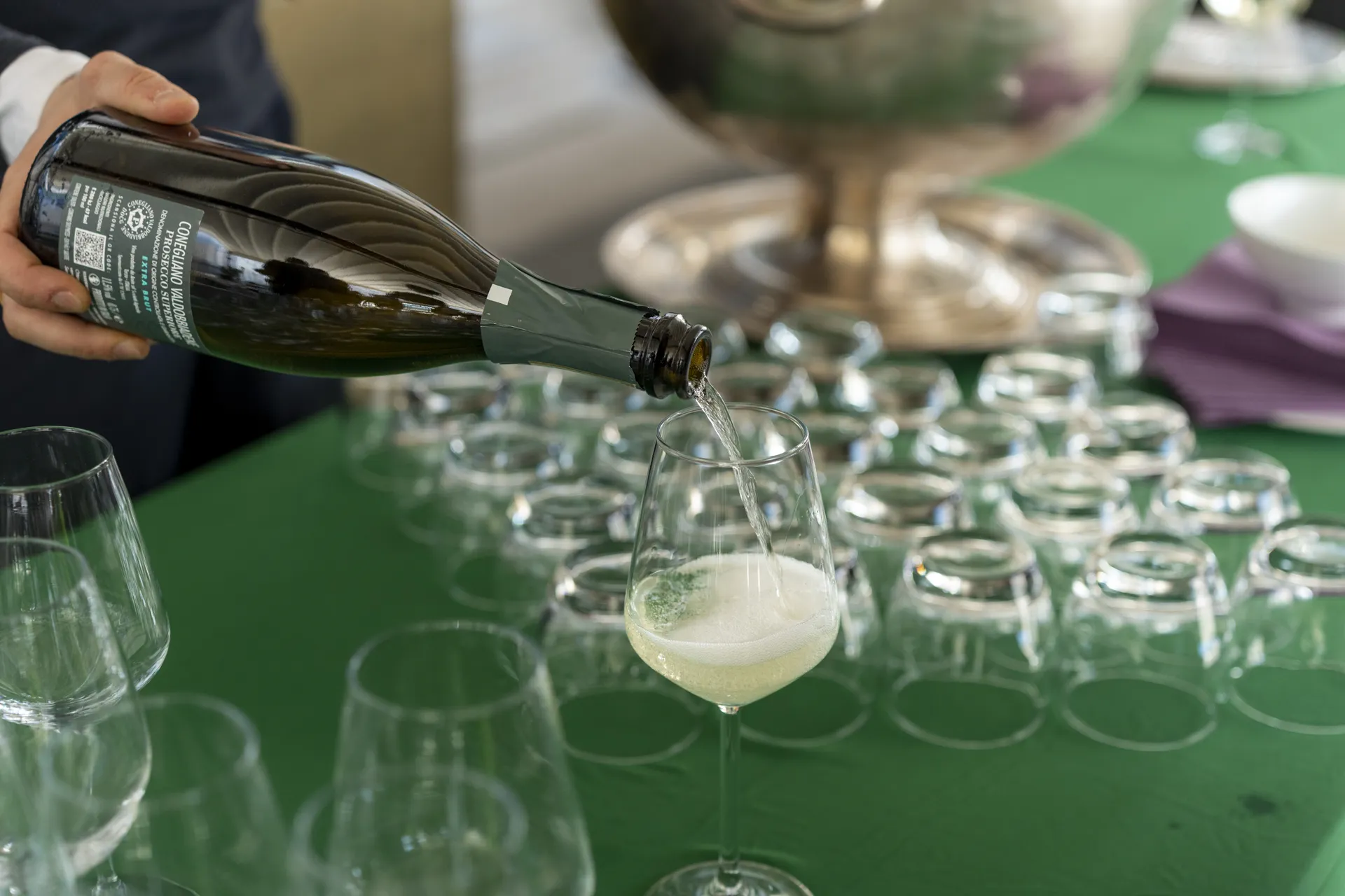 Allestimento del rinfresco a un evento aziendale a Trieste, in una nostra fotografia: il prosecco versato nei calici preparati per gli ospiti