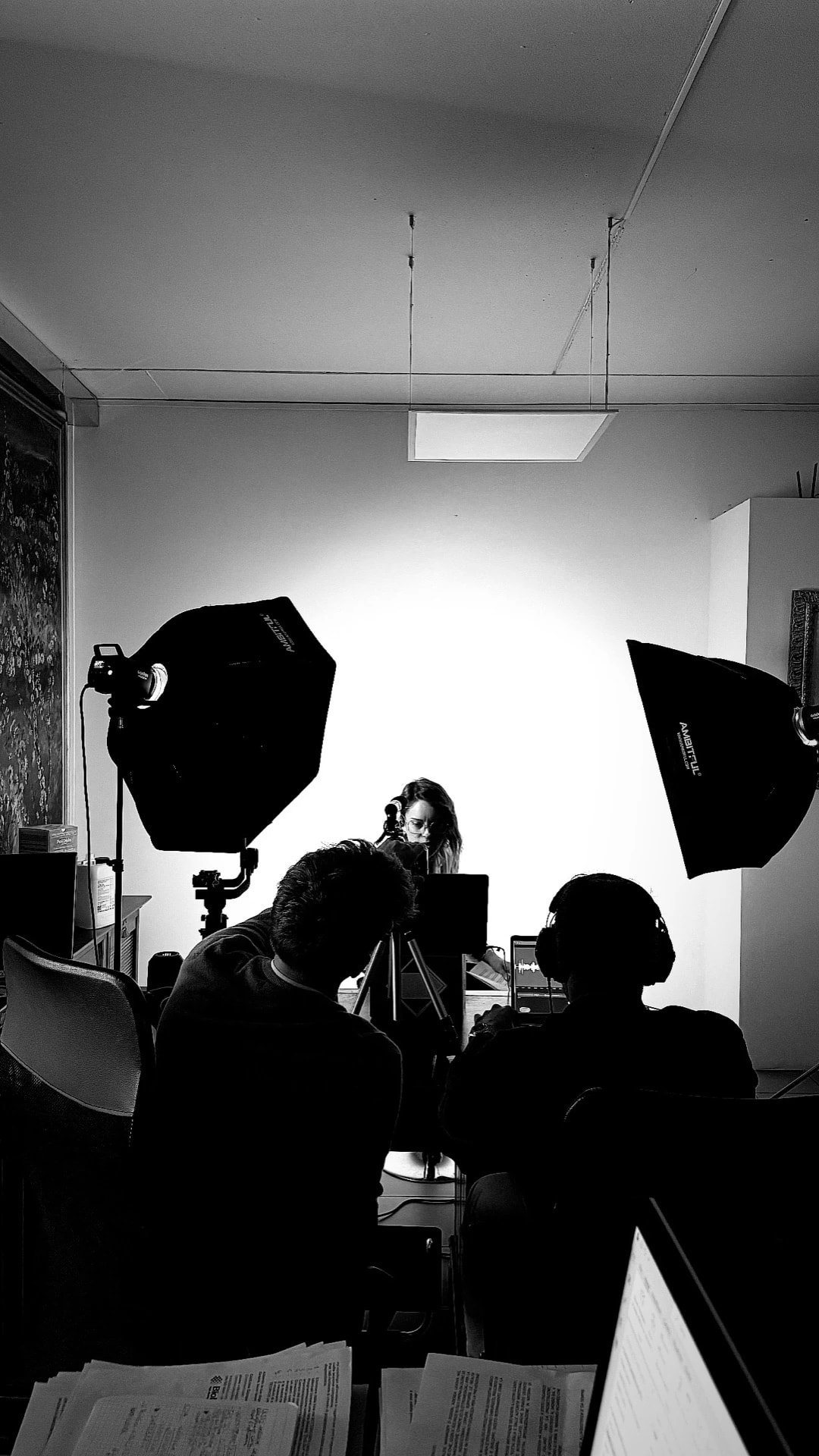 Saint Jack al lavoro in studio, sul set di uno shooting