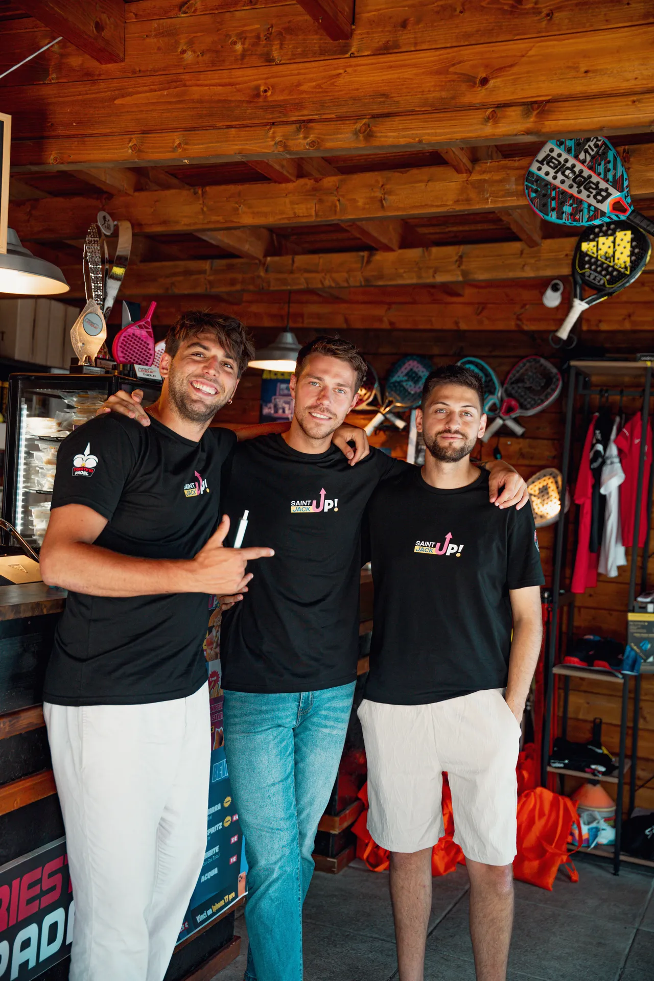 Lo staff del Saint Jack Up al circolo di padel di Trieste, con le racchette esposte alle pareti